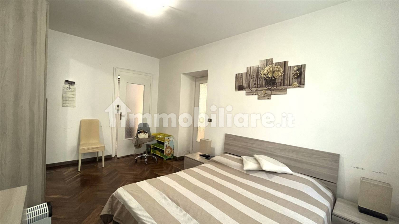 Biella  - In zona centrale, in bella casa d'epoca con giardino, vendiamo ad uso investimento appartamenti ristrutturati con grandi balconi e terrazzi, locati con reddito interessante, con prezzi a partire da euro 45.000,00. Possibilita' di acquisto in blo - Vendita