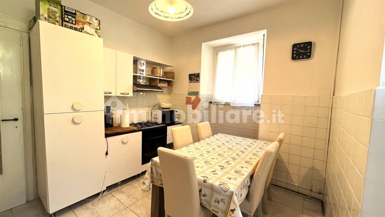 Biella  - In zona centrale, in bella casa d'epoca con giardino, vendiamo ad uso investimento appartamenti ristrutturati con grandi balconi e terrazzi, locati con reddito interessante, con prezzi a partire da euro 45.000,00. Possibilita' di acquisto in blo - Vendita