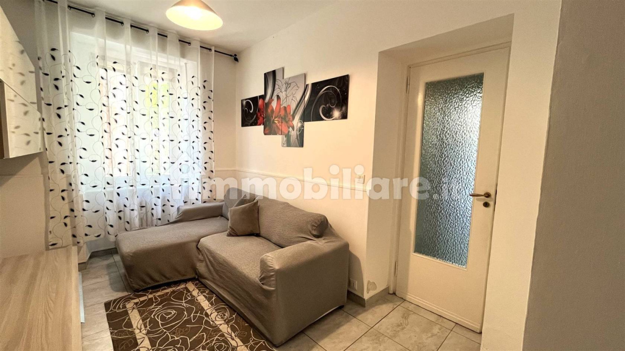 Biella  - In zona centrale, in bella casa d'epoca con giardino, vendiamo ad uso investimento appartamenti ristrutturati con grandi balconi e terrazzi, locati con reddito interessante, con prezzi a partire da euro 45.000,00. Possibilita' di acquisto in blo - Vendita