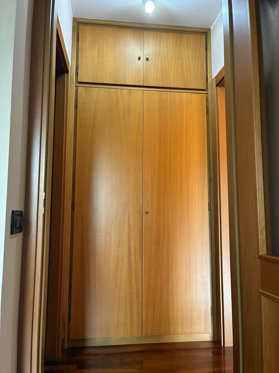 BIELLA  - In condominio di pregio, trilocale sito al piano primo con cucina arredata, soggiorno, ampio balcone coperto , disimpegno con armadio a muro, camera con armadio 4 stagioni, bagno con vasca/doccia e attacco lavatrice. Spaziosa cantina e comoda autorimessa - Locazione