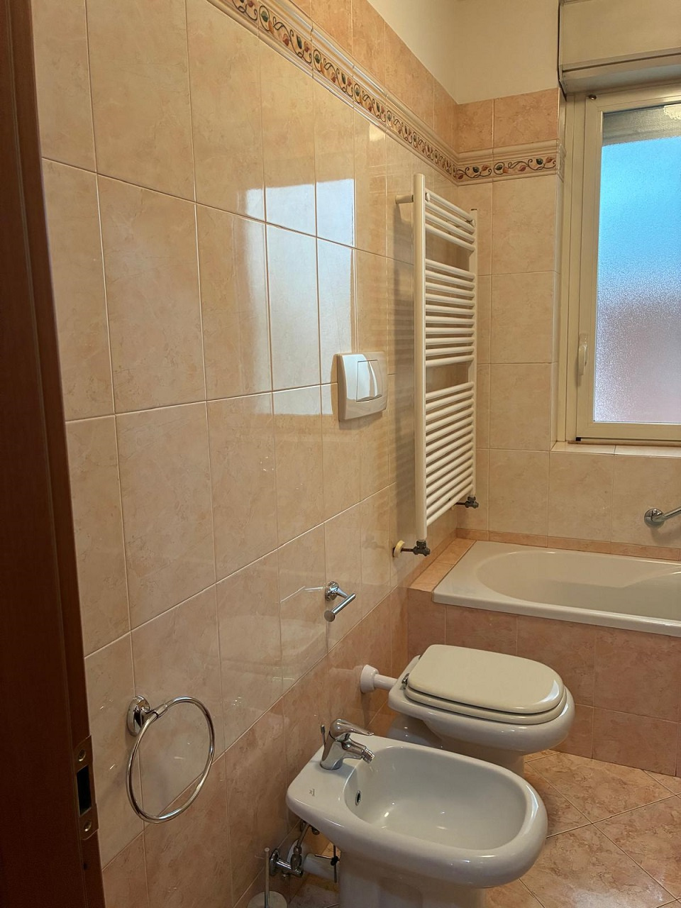 BIELLA  - In condominio di pregio, trilocale sito al piano primo con cucina arredata, soggiorno, ampio balcone coperto , disimpegno con armadio a muro, camera con armadio 4 stagioni, bagno con vasca/doccia e attacco lavatrice. Spaziosa cantina e comoda autorimessa - Locazione