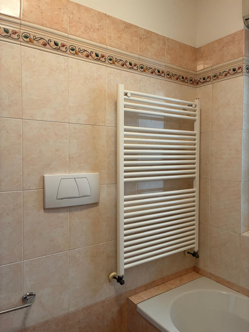 BIELLA  - In condominio di pregio, trilocale sito al piano primo con cucina arredata, soggiorno, ampio balcone coperto , disimpegno con armadio a muro, camera con armadio 4 stagioni, bagno con vasca/doccia e attacco lavatrice. Spaziosa cantina e comoda autorimessa - Locazione