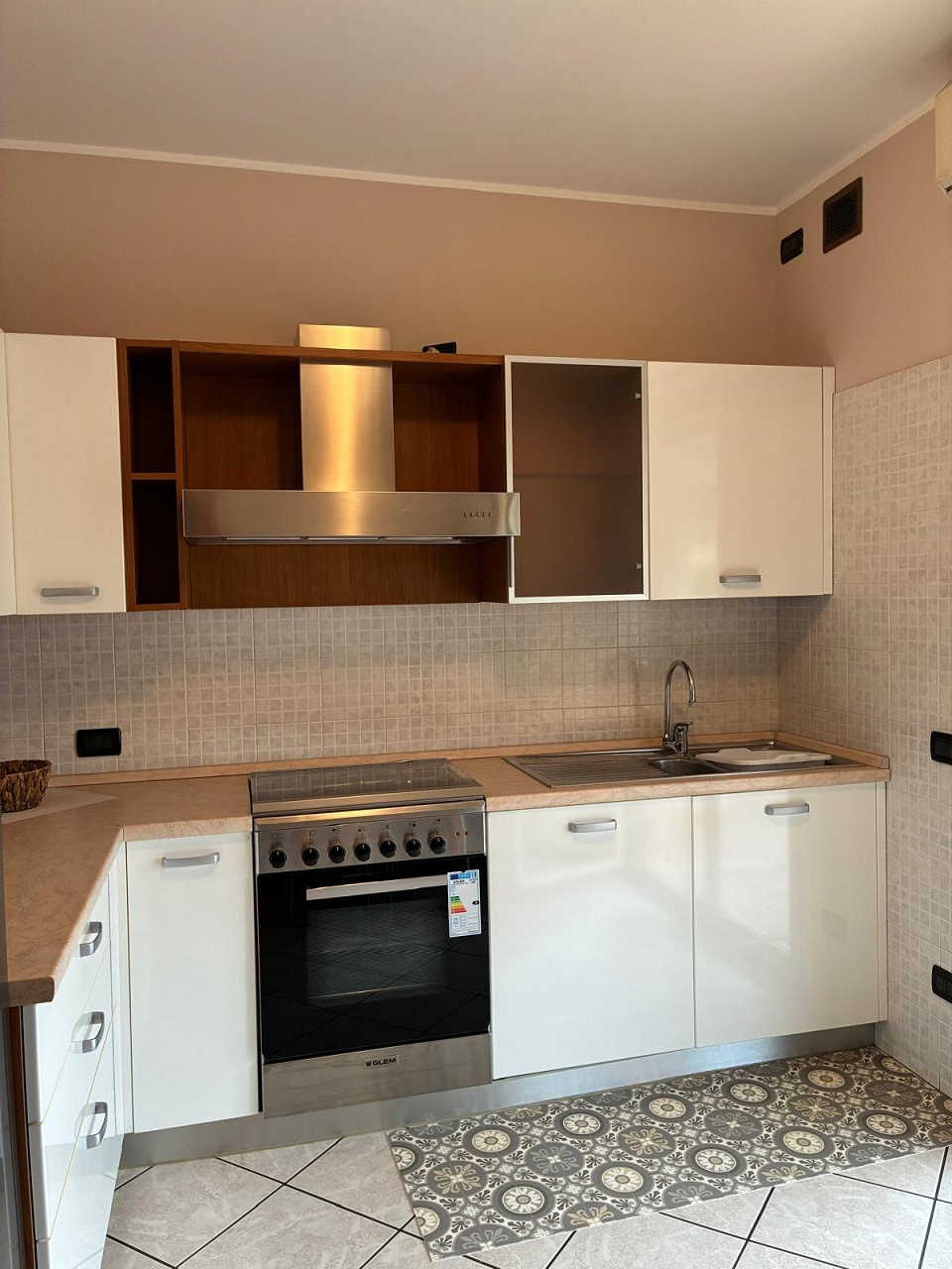 BIELLA  - In condominio di pregio, trilocale sito al piano primo con cucina arredata, soggiorno, ampio balcone coperto , disimpegno con armadio a muro, camera con armadio 4 stagioni, bagno con vasca/doccia e attacco lavatrice. Spaziosa cantina e comoda autorimessa - Locazione