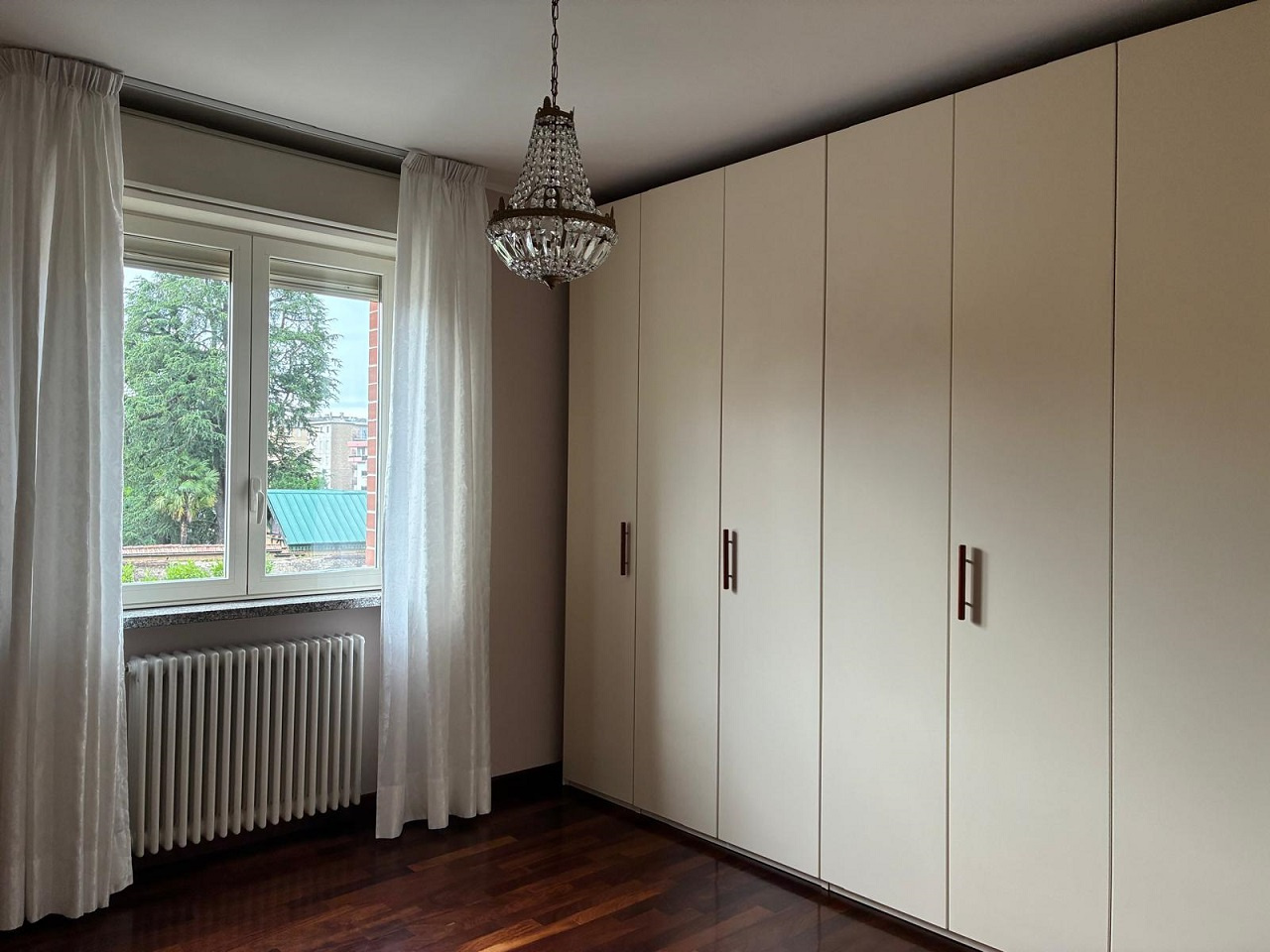 BIELLA  - In condominio di pregio, trilocale sito al piano primo con cucina arredata, soggiorno, ampio balcone coperto , disimpegno con armadio a muro, camera con armadio 4 stagioni, bagno con vasca/doccia e attacco lavatrice. Spaziosa cantina e comoda autorimessa - Locazione