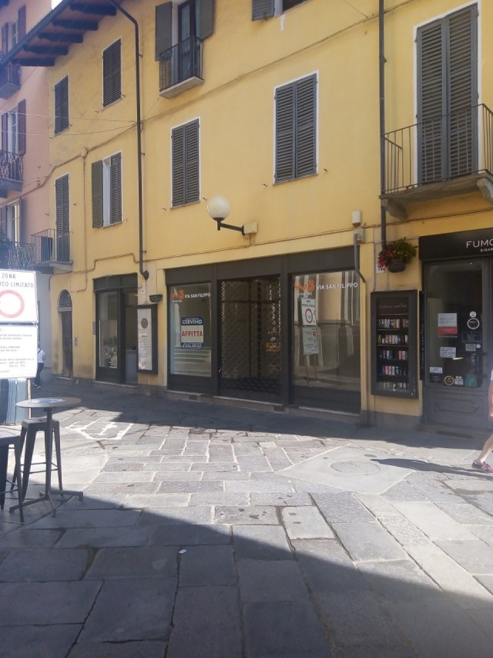 Biella  - Nel centro di Biella, in via di grande passaggio nei pressi della centralissima via Italia, affittiamo negozio di mq. 50 ca. con due vetrine, retro e servizi. - Locazione