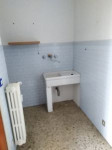 Andorno Micca  - Nel centralissimo Condominio " I portici " , al 1 ° p, monolocale con bagno e balcone. Mq. 30 ca, da rimodernare.. Con cantina - Vendita