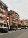BIELLA  - In condominio di pregio, trilocale sito al piano primo con cucina arredata, soggiorno, ampio balcone coperto , disimpegno con armadio a muro, camera con armadio 4 stagioni, bagno con vasca/doccia e attacco lavatrice. Spaziosa cantina e comoda autorimessa - Locazione