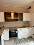 BIELLA  - In condominio di pregio, trilocale sito al piano primo con cucina arredata, soggiorno, ampio balcone coperto , disimpegno con armadio a muro, camera con armadio 4 stagioni, bagno con vasca/doccia e attacco lavatrice. Spaziosa cantina e comoda autorimessa - Locazione