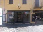 Biella  - Nel centro di Biella, in via di grande passaggio nei pressi della centralissima via Italia, affittiamo negozio di mq. 50 ca. con due vetrine, retro e servizi. - Locazione